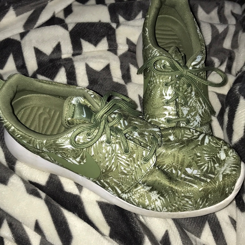 Nike Roshes (leafy) - Picture 1 of 2